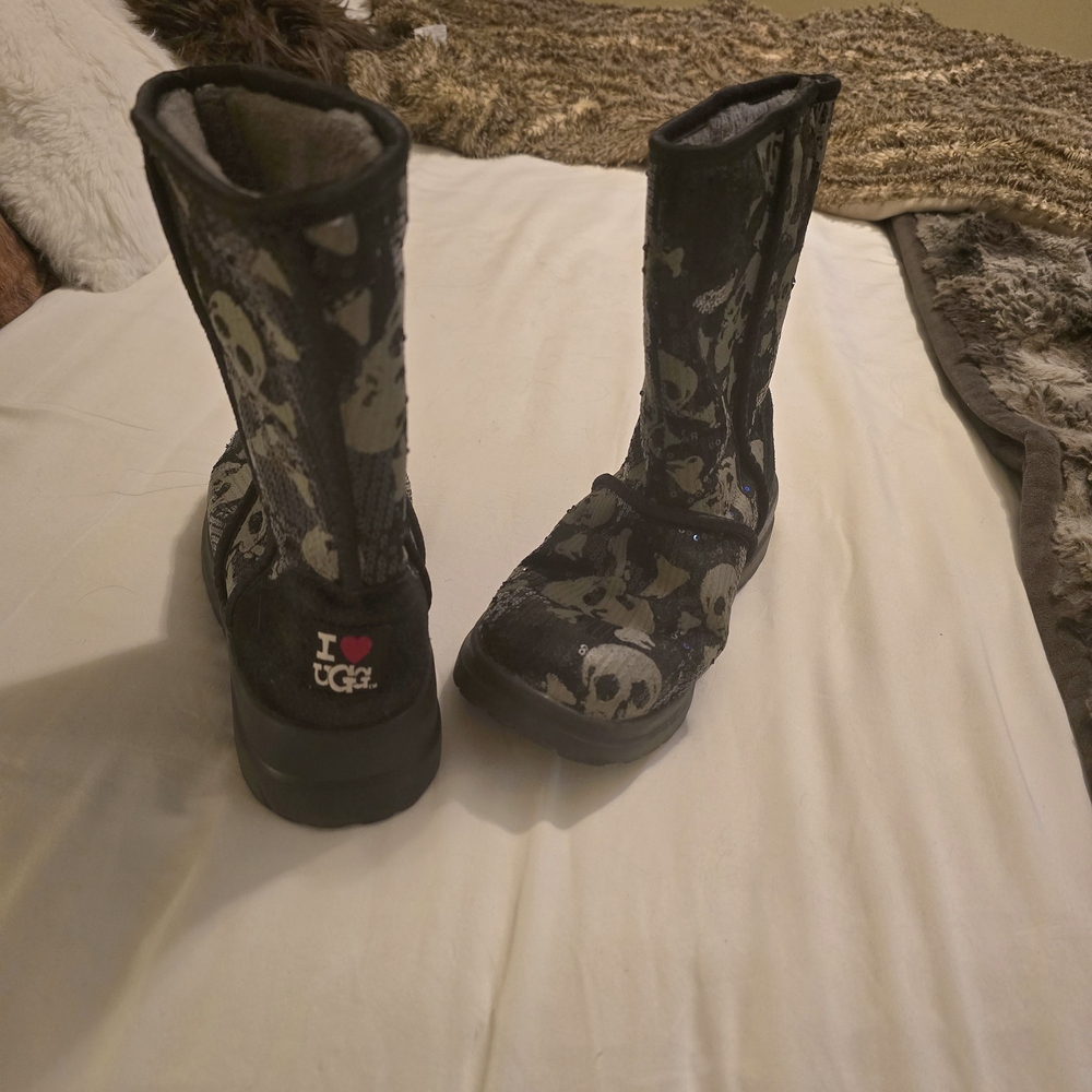 Rare UGG beaded Black and Gray Skull Slippers Sz8